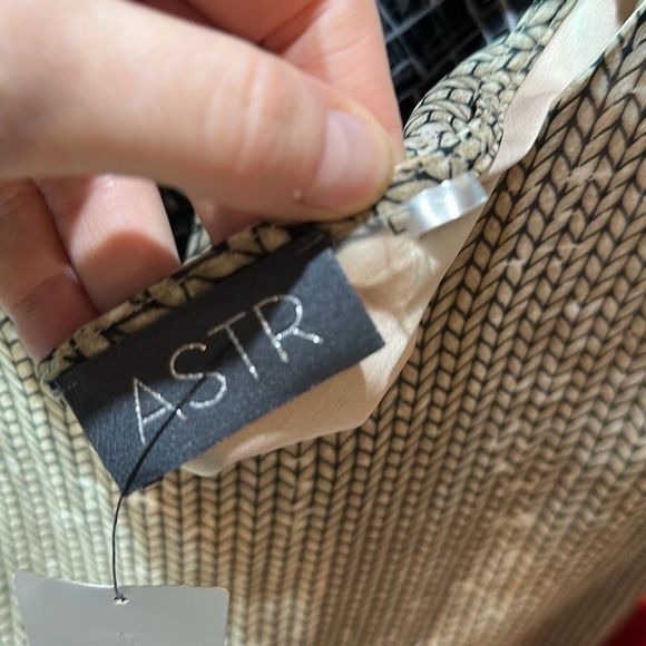 NWT ASTR Women's Chevron Print V Cut Out Back Maxi Dress Tan Large Boho Bohemian - Picture 16 of 16